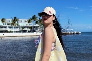 李月汝晒度假美照：在海与白日梦境之间的某个地方