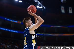 老将尽力了！周鹏9中4拿下11分2板1助3断 攻防均衡